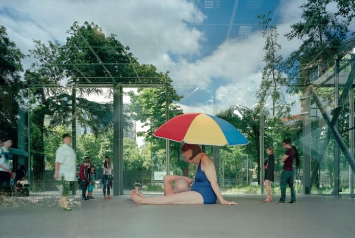 Woman With Sticks - de Ron Mueck (Thomas Salva/Lumento pour la Fondation Cartier pour l’art contemporain, 2013