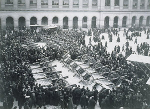 A partir de 1915, sont réunis dans la cour d’Honneur des armes et engins pris aux Allemands. La foule peut observer ces trophées 3 fois par semaine lorsque le 

site est ouvert. Ici, des canons de 77 mm et des avions comme ce Taube à l’arrière-plan. (C) Paris, musée de l'Armée
