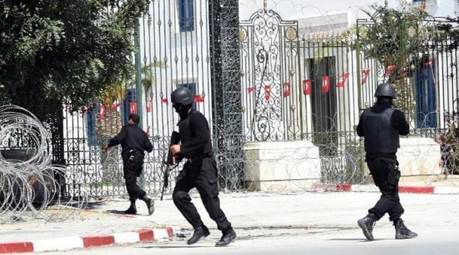 Des membres des Forces spéciales tunisiennes sécurisent le musée Bardo à Tunis après une attaque terroriste, le 18 mars 2015, AFP