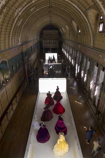 Armures, hennins et crinolines