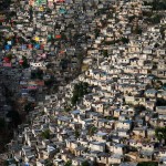 Jalousie, bidonville bordant la ville de Pétionville, banlieue de Port-aux-Prince, Haïti (18° 30’ 41.57’’ N – 72° 17’ 38.80’’ O). © HUMAN The Movie
