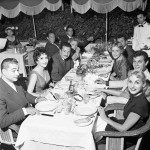 Gina LOLLOBRIGIDA, Maria SCHELL(en face) en robe de soirée, assise aux côtés de Tony CURTIS, acteur américain et de son épouse Janet LEIGH 1955 Rome