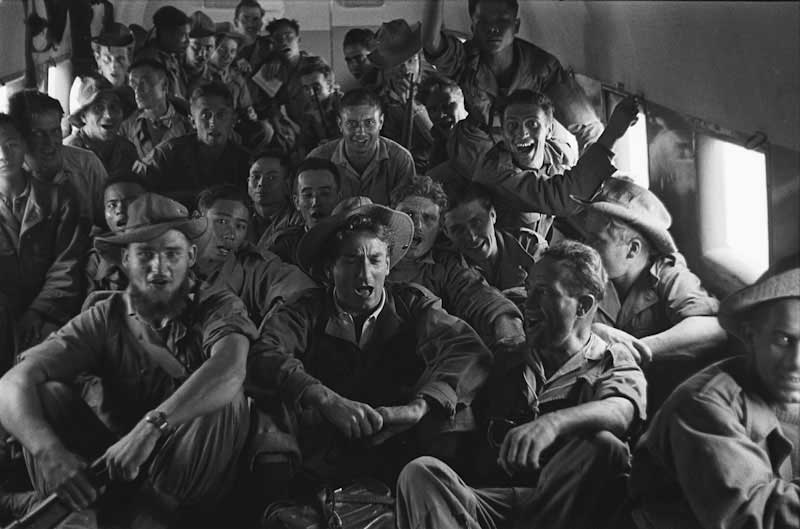 Willy Rizzo au centre - Na Sam 1952 - Au coeur de la bataille du Tonkin. Les soldats survolent en chantant la D.C.A du Vietminh