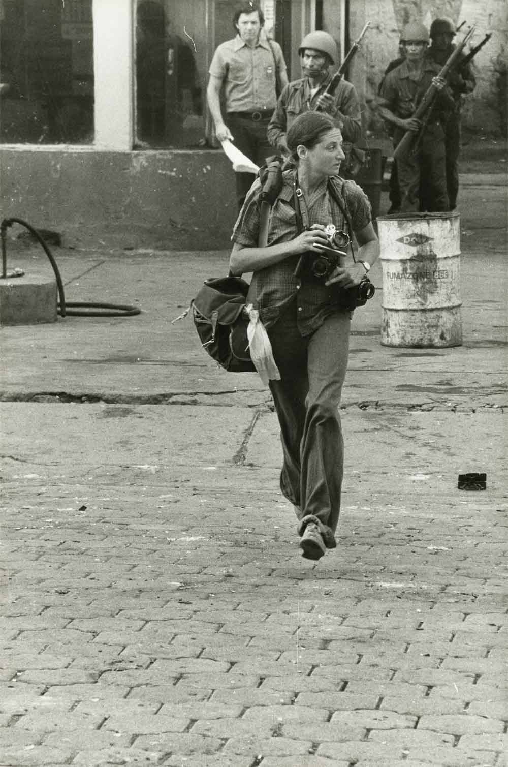 Portrait de Susan Meiselas, Monimbo, Nicaragua, septembre 1978 © Alain Dejean Sygma