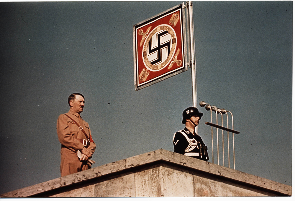 Hitler avec de proches collaborateurs, en mai ou juin 1940 ; Heinrich Hoffmann est au premier rang, à l'extrême-droite.