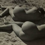 Raoul-HAUSMANN-Deux-nus-couches-sur-une-plage