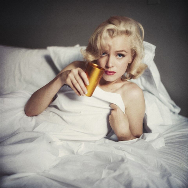 Marilyn Monroe in bed
