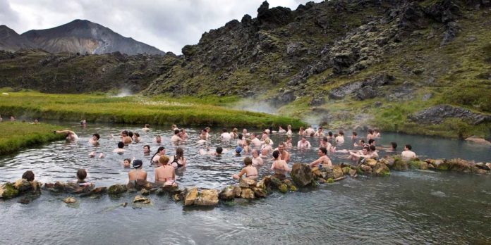 Les bains dans la zone géothermale de Landmannalaugar