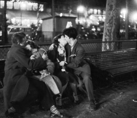 Amoureux, Place de la République, Paris, 1954