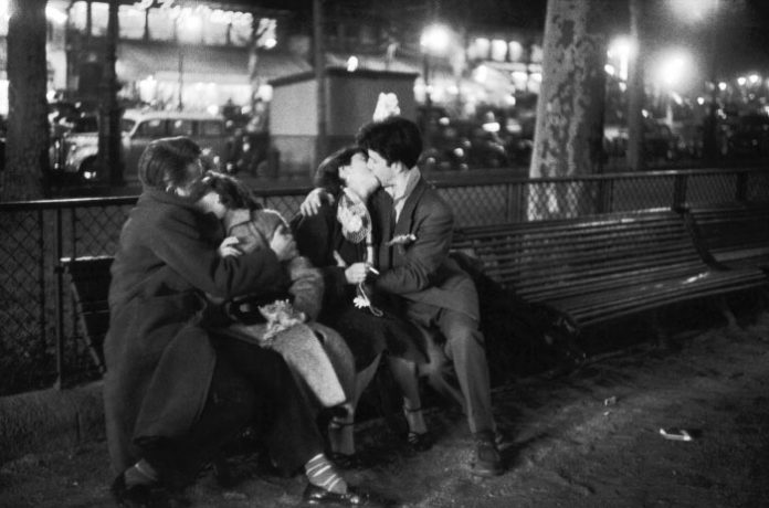 Amoureux, Place de la République, Paris, 1954
