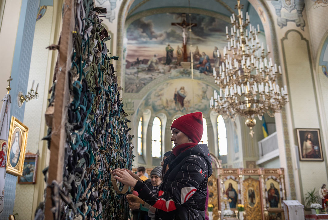 Des femmes tissent un filet de camouflage pour l’armée 2 mars, Eglise du Sacré-Coeur du Christ à Lviv