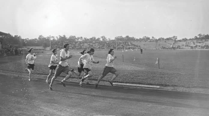 Jeux olympiques : Un passage du 1 000 m gagné par Mlle Lucie Bréard le 20 août 1922. © BnF, département Estampes et photographie