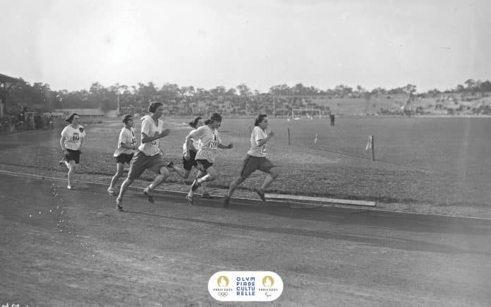 Jeux olympiques : Un passage du 1 000 m gagné par Mlle Lucie Bréard le 20 août 1922. © BnF, département Estampes et photographie