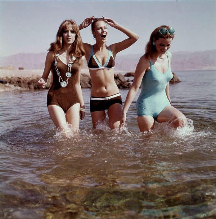 Jeunes femmes en maillots de bain, fin des années 1960. ©Ullstein Bild / Roger-Viollet