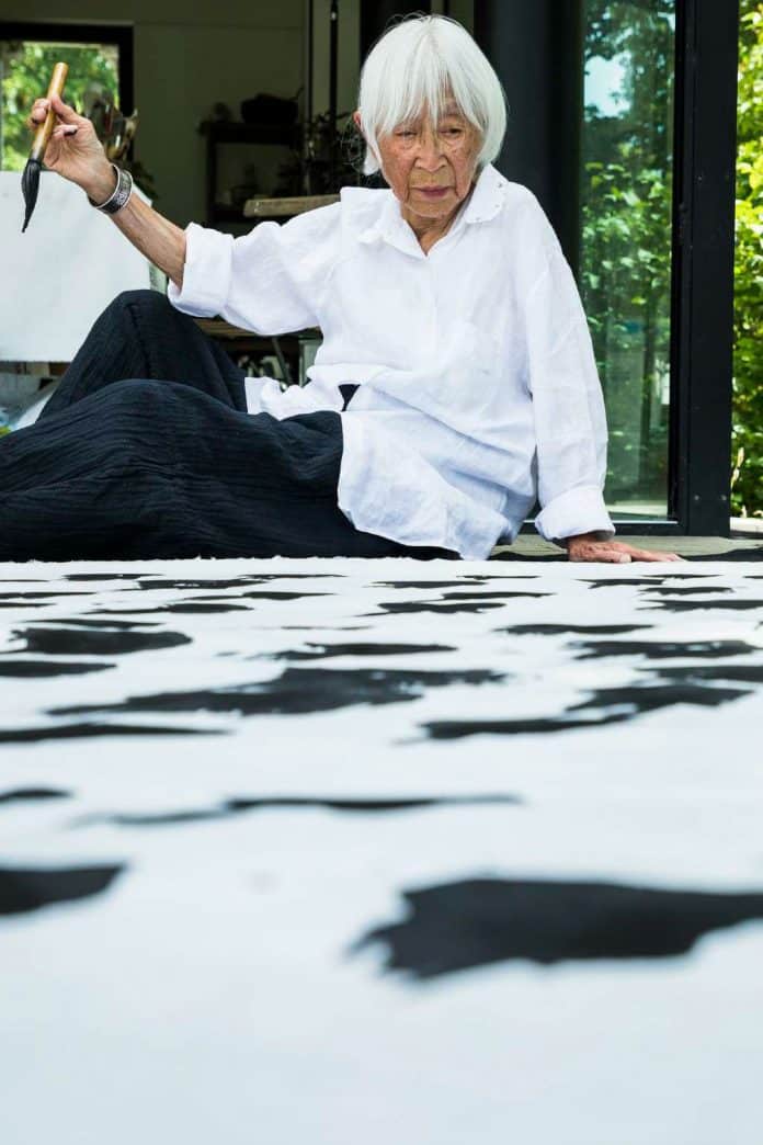 Portrait de Park In-kyung dans son studio à Vaux-sur-Seine, 2022 - Photo : Philippe Matsas