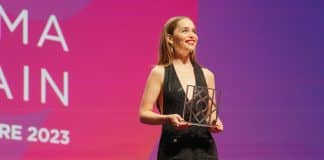 Emilia Clarke Nouvel Hollywood Trophée créé et réalisé par Karl Lagasse