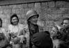 David E. Scherman, Lee Miller et des enfants à Saint-Malo, août 1944 © Archives Lee Miller, Royaume-Uni 2024