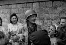 David E. Scherman, Lee Miller et des enfants à Saint-Malo, août 1944 © Archives Lee Miller, Royaume-Uni 2024