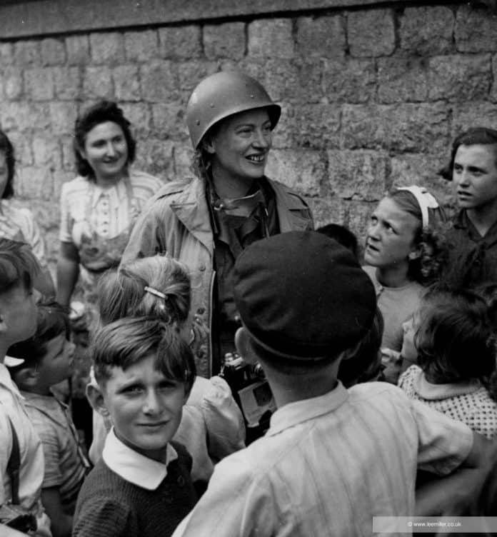 David E. Scherman, Lee Miller et des enfants à Saint-Malo, août 1944 © Archives Lee Miller, Royaume-Uni 2024