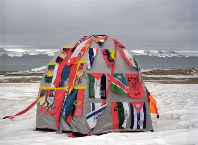 Lucy + Jorge Orta, Antarctic village no borders, 2007-2021. © EPPPD-Musée national de l’histoire de l’immigration. Photo de Thierry Bal © ADAGP, Paris, 2025.