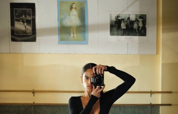 KYLIE SHEA une artiste aux multiples talents : Interview ! KYLIE SHEA - Self-Portrait