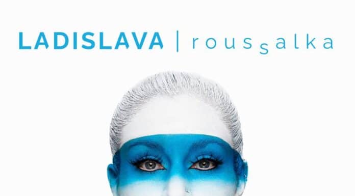 Onze femmes reprennent en chœur “Sur La Mer” de Ladislava LADISLAVA