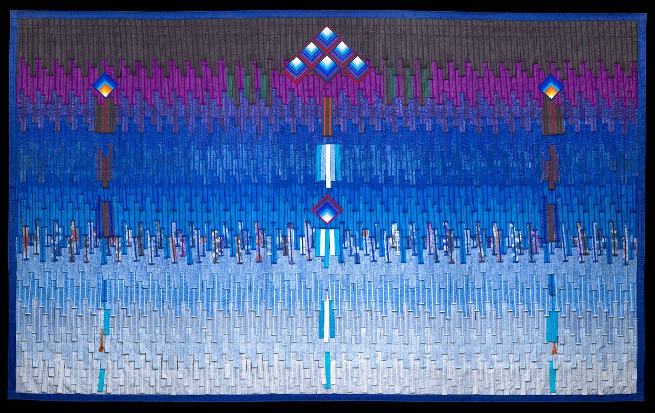 Motif touareg sur fond bleu du Sahel et du Sahara, Abdoulaye Konaté (b. 1953), Bamako, Mali, 2024, Textile, Louvre Abu Dhabi. ©Abdoulaye Konaté. ©Département de la Culture et du Tourisme – Abu Dhabi. Photo: Noora Alzaabi