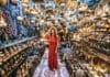 Jeune voyageuse visitant une boutique d’artisanat de souvenirs en cuivre à Marrakech, Maroc