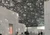 Louvre Abu Dhabi : Ouverture de l’exposition « Épices et merveilles : voyages dans l’océan Indien » Intérieur du Louvre Abu Dhabi, avec des œuvres de Giuseppe Penone by Boubloub - Creative Commons Attribution - https://commons.wikimedia.org/wiki/User: BoubloubPartage dans les mêmes conditions 4.0 International