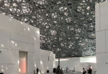 Louvre Abu Dhabi : Ouverture de l’exposition « Épices et merveilles : voyages dans l’océan Indien » Intérieur du Louvre Abu Dhabi, avec des œuvres de Giuseppe Penone by Boubloub - Creative Commons Attribution - https://commons.wikimedia.org/wiki/User: BoubloubPartage dans les mêmes conditions 4.0 International