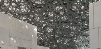 Louvre Abu Dhabi : Ouverture de l’exposition « Épices et merveilles : voyages dans l’océan Indien » Intérieur du Louvre Abu Dhabi, avec des œuvres de Giuseppe Penone by Boubloub - Creative Commons Attribution - https://commons.wikimedia.org/wiki/User: BoubloubPartage dans les mêmes conditions 4.0 International