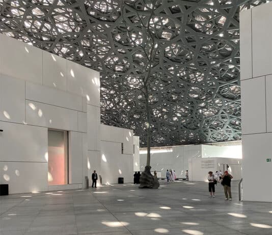 Intérieur du Louvre Abu Dhabi, avec des œuvres de Giuseppe Penone by Boubloub - Creative Commons Attribution - https://commons.wikimedia.org/wiki/User: BoubloubPartage dans les mêmes conditions 4.0 International
