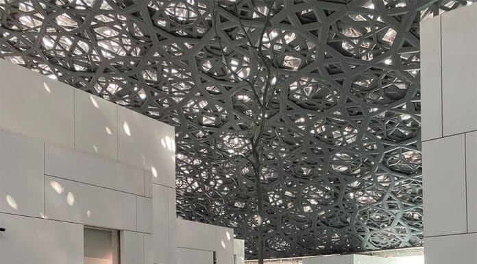 Intérieur du Louvre Abu Dhabi, avec des œuvres de Giuseppe Penone by Boubloub - Creative Commons Attribution - https://commons.wikimedia.org/wiki/User: BoubloubPartage dans les mêmes conditions 4.0 International