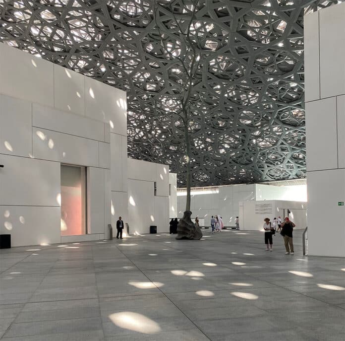 Intérieur du Louvre Abu Dhabi, avec des œuvres de Giuseppe Penone by Boubloub Intérieur du Louvre Abu Dhabi, avec des œuvres de Giuseppe Penone by Boubloub - Creative Commons Attribution - https://commons.wikimedia.org/wiki/User: BoubloubPartage dans les mêmes conditions 4.0 International