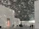 Intérieur du Louvre Abu Dhabi, avec des œuvres de Giuseppe Penone by Boubloub - Creative Commons Attribution - https://commons.wikimedia.org/wiki/User: BoubloubPartage dans les mêmes conditions 4.0 International